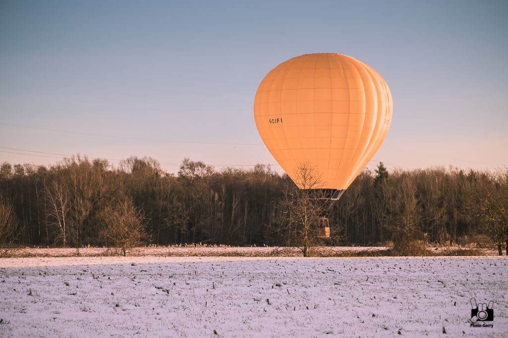 Prachtige ballonvaart in een sneeuwlandschap 